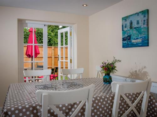 Vicarage Cottage - image 2