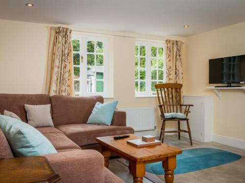 Vicarage Cottage - image 10