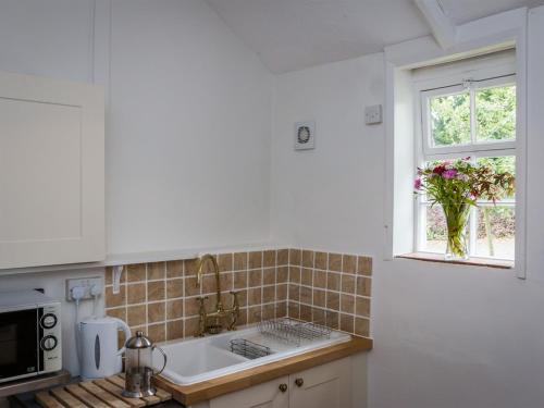 Vicarage Cottage - image 8