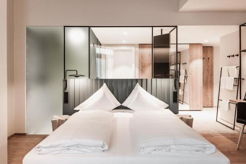 1 queen bed, 1 bunk bed