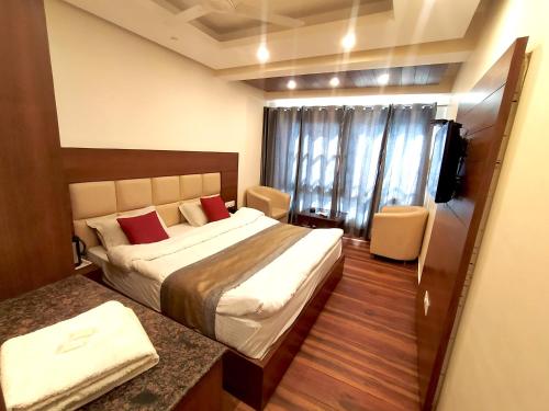 Hotel Samrat, Mussoorie Located in Jhula Ghar, Hotel Samrat, Mussoorie is a perfect starting point from which to explore Mussoorie. Featuring a satisfying list of amenities, guests will find their stay at the property a comf
