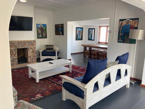 Shared lounge/TV area, Hermanus Backpackers & Budget Accommodation in Hermanus