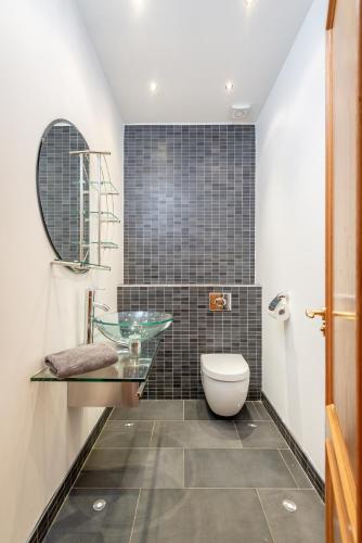 Luxury 6-bed house with pool - image 8