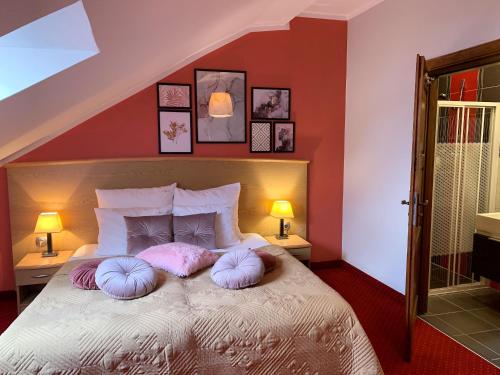 Standard Double Room image 6