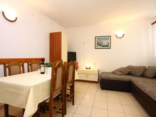 Apartment image 8