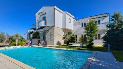 Villa Aylin 5-bed next to the sea