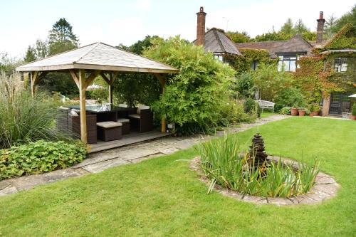 The Limes Country House with Heated Pool & Hot Tub in Great Missenden
