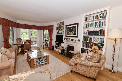 The Limes Country House with Heated Pool & Hot Tub in Great Missenden