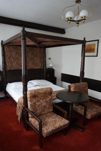 Twin Room image 8