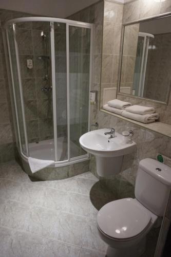 Twin Room image 9