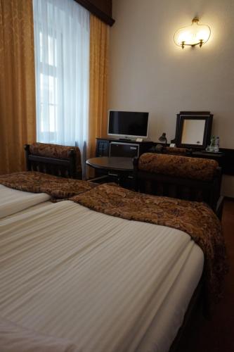 Twin Room image 10