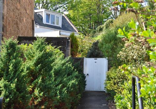 Bejárat, Sandstones in Észak Berwick