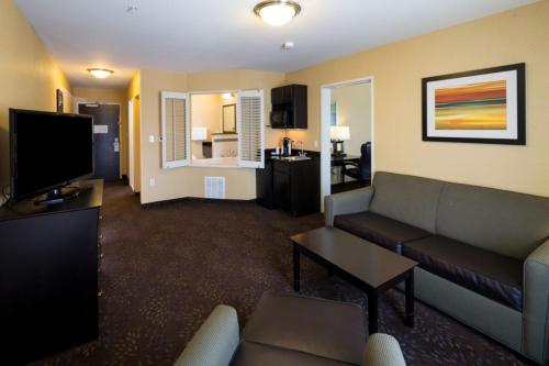 Holiday Inn Express and Suites Detroit North-Troy, an IHG Hotel