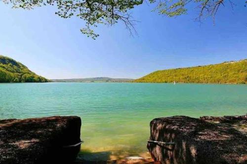 Maison/Gîte familial dans le Jura à 200m du lac avec piscine privée gîte à louer Marigny