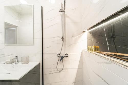 EdSam Madrid Apartments White