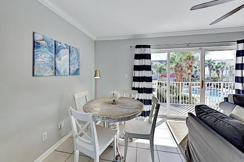 Stylish Gulf Escape - Heated Pool - Walk to Beach condo - image 6