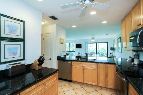 Tropical private condo on Sanibel's quiet west end - Blind Pass B207