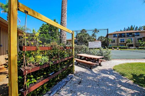 Sunsets & shelling at hidden gem resort beach condo - Blind Pass D205 - image 6