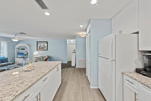 Quiet resort condo surrounded by tropical vegetation - Blind Pass E102 - image 2