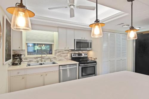 Gorgeous Renovated 1st Floor Condo with bikes 2 Rollaway's & Oversized Lanai - Blind Pass F106 - image 4