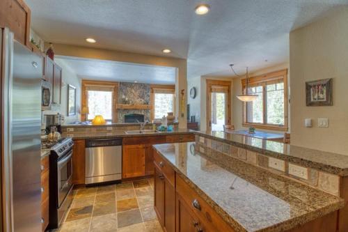 Private Family Friendly 2 Bedroom Townhome Located In East Keystone With Access To Free Shuttle Service