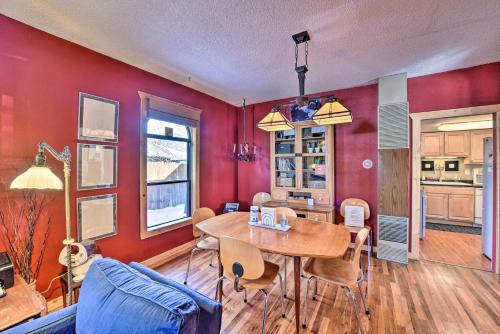 0255 Eclectic Sanctuary 6 Blocks from Downtown! - image 2