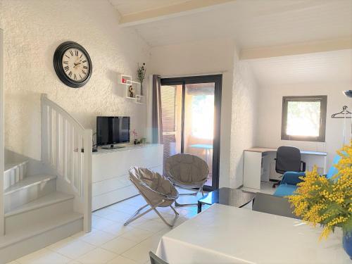 Joli studio mezzanine climatise avec acces a pied a la plage de San Ciprianu