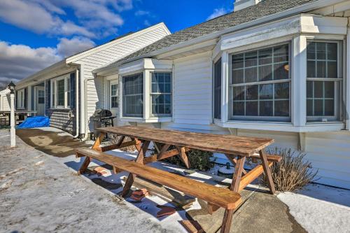 Cape Cod Retreat with Gas Grill Steps to Beach in 鄧尼斯埠(MA）