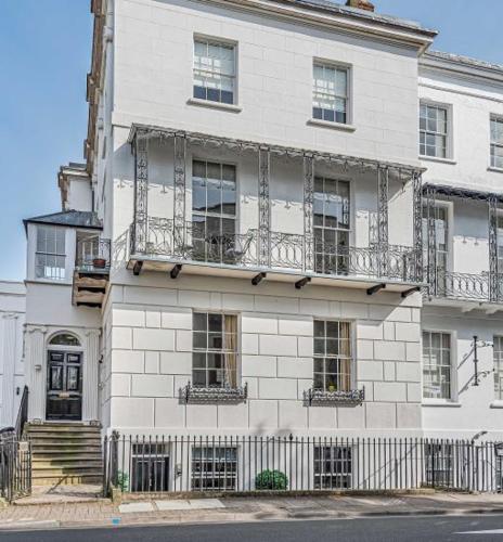 Beautiful Regency Apartment With 2 Bedrooms, Courtyard And Parking, Cheltenham, Gloucestershire