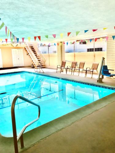 Swimming pool, Grand Inn in Fullerton (CA)