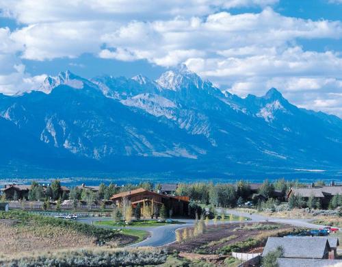 Spring Creek Ranch Stop at Spring Creek Ranch to discover the wonders of Jackson (WY). Offering a variety of facilities and services, the hotel provides all you need for a good nights sleep. All the necessary facilitie