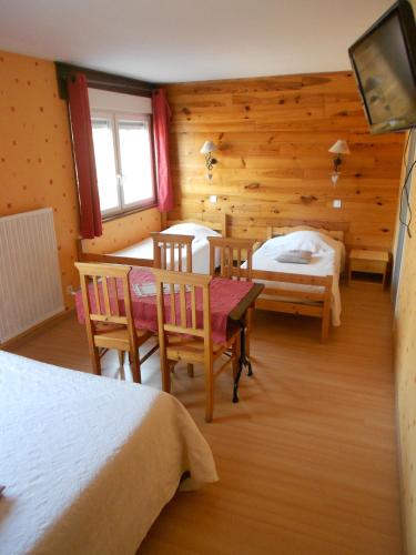 1 double bed, 2 twin beds