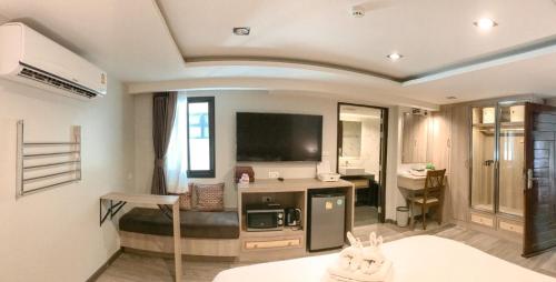 room detail thumbnail 1