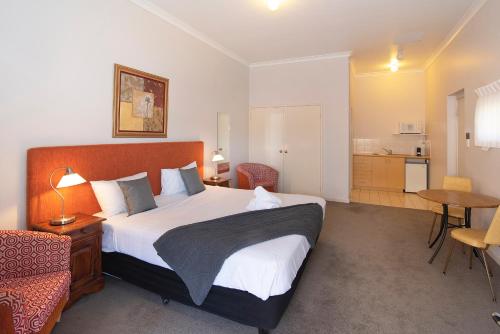 MR Holiday Suite 28
