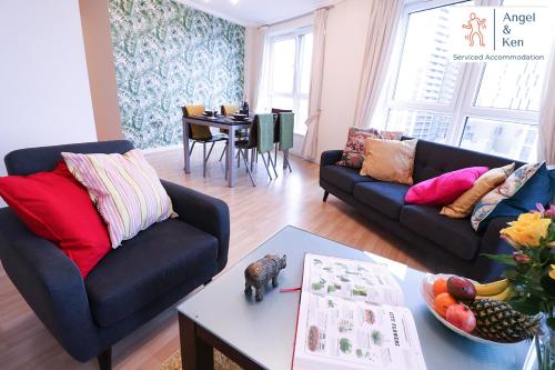 GREAT VALUE, 2 Bedroom Penthouse Apt at Angel & Ken Serviced Accommodation Woking
