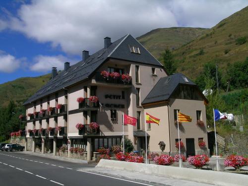Hotel Petit Lacreu - 숙소 외관