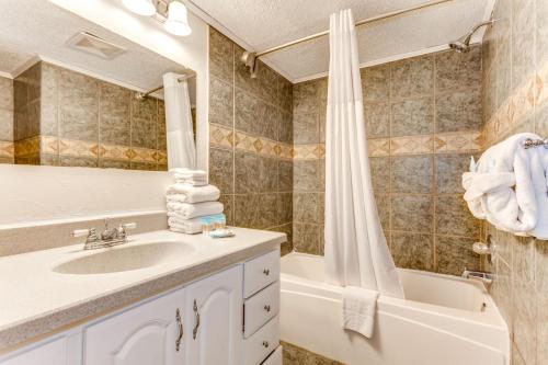 Hosteeva Oceanfront Meridian Plaza Condo - image 8