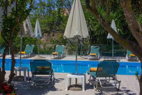New 10 bedroom complex, with private pool, BBQ!