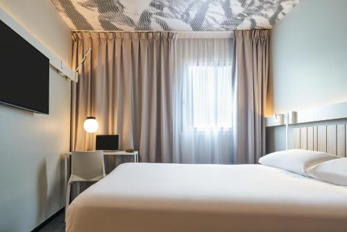 ibis Clamart Paris Velizy Ideally located in the Clamart area, Campanile Paris Sud - Clamart - Vélizy promises a relaxing and wonderful visit. The property offers guests a range of services and amenities designed to provide c