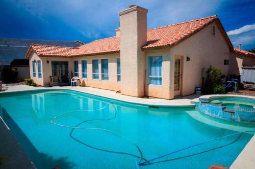 B&B Las Vegas - Luxury 1900 SQ FT House Huge 46 FT Pool & Hot SPA - Bed and Breakfast Las Vegas