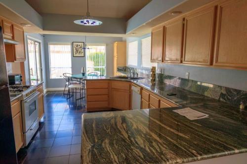 Luxury 1900 SQ FT House Huge 46 FT Pool & Hot SPA thumb 2