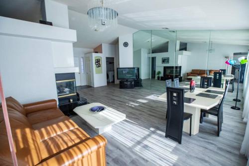 Luxury 1900 SQ FT House Huge 46 FT Pool & Hot SPA, Las Vegas (photo 8)
