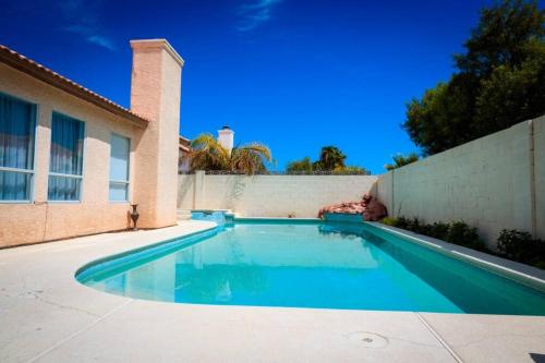 Luxury 1900 SQ FT House Huge 46 FT Pool & Hot SPA, Las Vegas (photo 9)