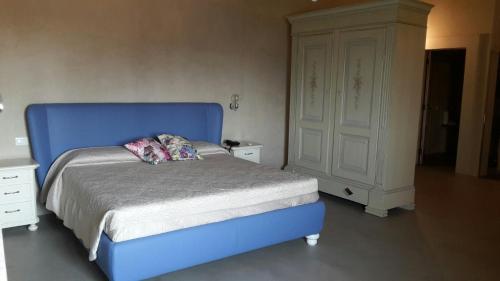 1 king bed, 1 sofa bed