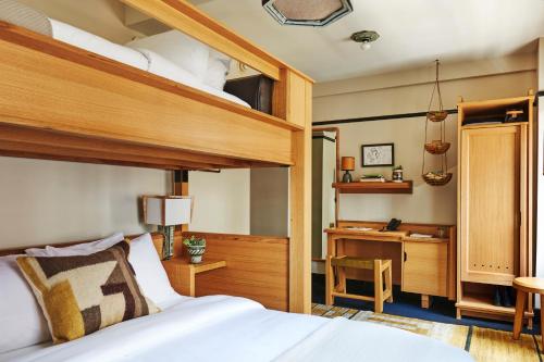 1 queen bed, 1 twin bed