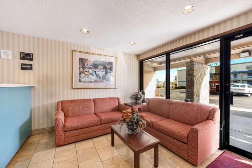 ล็อบบี้, Rodeway Inn Columbus West in สวีทวอเตอร์