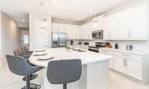 Rent the Perfect 5 Bedroom Villa on Encore Resort at Reunion Orlando Villa 4520 - image 3