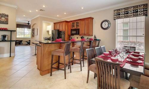 Luxury Private Villa with Large Pool on Reunion Resort and Spa Orlando Villa 4739 - image 4
