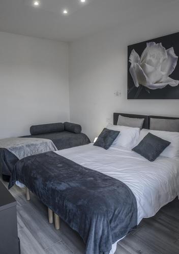 Triple Room with Private Bathroom image 4