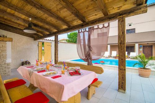 Holiday House Eleonora in Manjadvorci